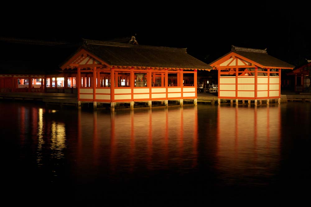 Foto, materiell, befreit, Landschaft, Bild, hat Foto auf Lager,Die Nacht von Itsukushima-jinja Shrine, Das kulturelle Erbe von Welt, Hauptschrein, Schintoistischer Schrein, Ich bin Zinnober rot