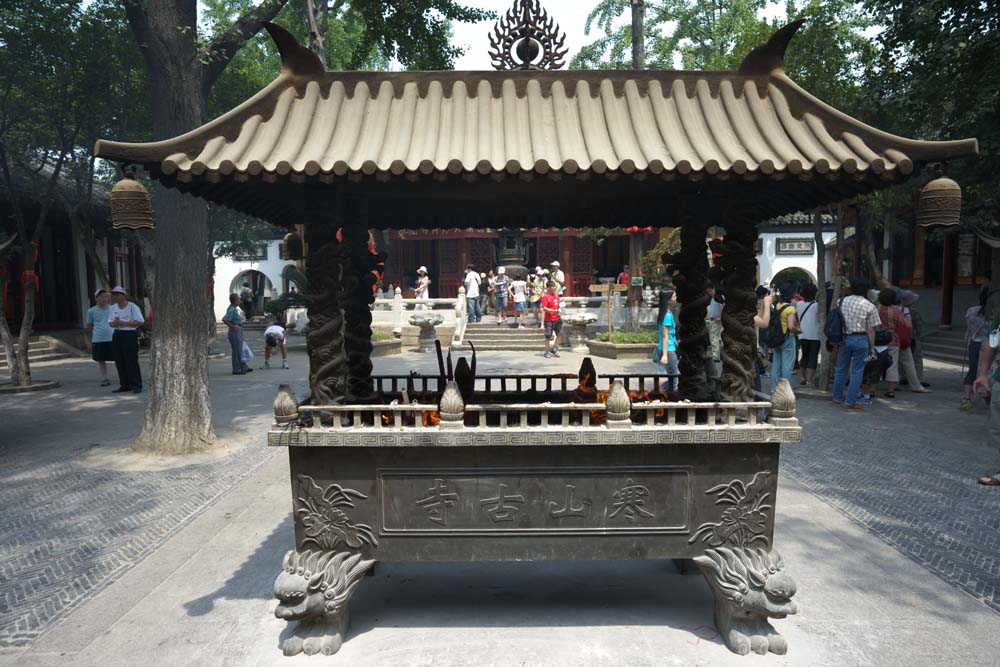 photo,material,free,landscape,picture,stock photo,Creative Commons,The incense stick case of the mountain in winter temple, An incense stick, Flame, roof, Buddhism