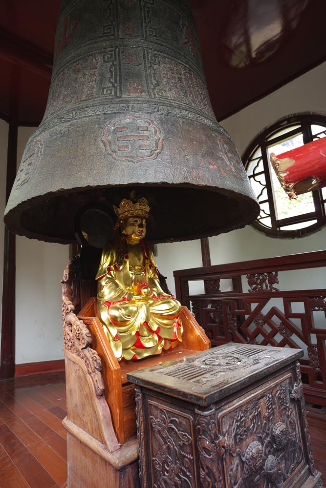 photo,material,free,landscape,picture,stock photo,Creative Commons,A Buddhist image of the striking a bell motion of the mountain in winter temple, Buddhist image, Gold, , Buddhism