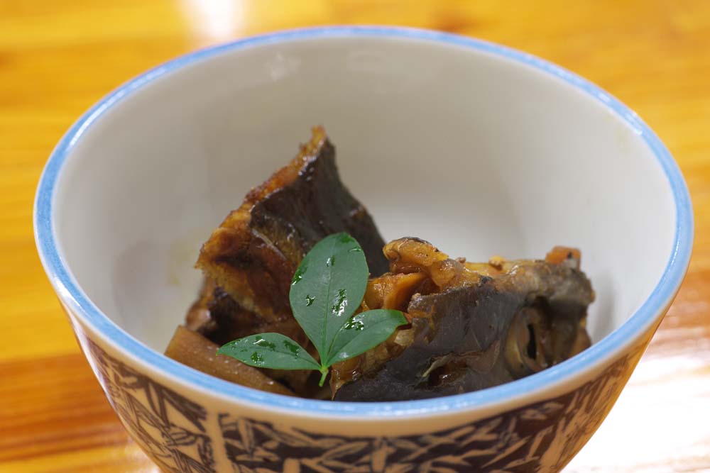 Foto, materiell, befreit, Landschaft, Bild, hat Foto auf Lager,Die kleine Schssel vom gesottenen und gewrzten Fisch oder dem Gemse, Fisch richtet an, kleine Schssel, Japanisches Essen, Essen siedete und wrzte