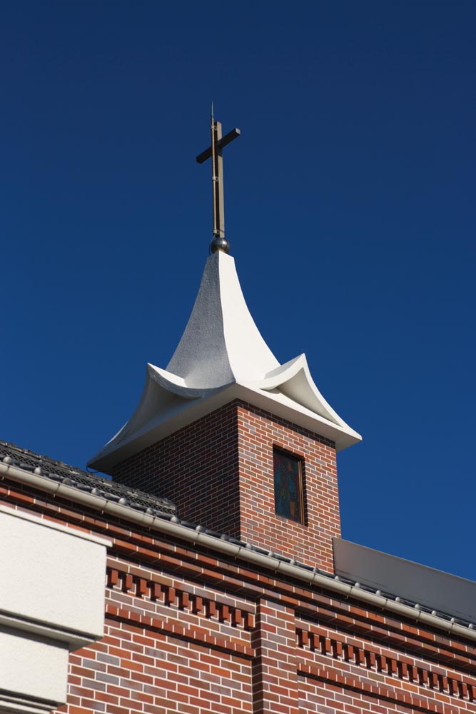 Foto, materiell, befreit, Landschaft, Bild, hat Foto auf Lager,Die Imochiura-Kirche Lourdes, Es wird von Backstein gebaut, Christentum, Kreuz, blauer Himmel