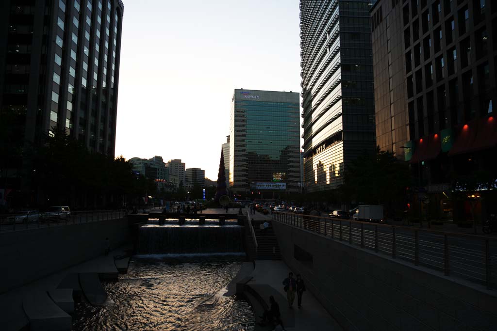 photo,material,free,landscape,picture,stock photo,Creative Commons,The dusk of the crystal rill River, Crystal rill River, building, city, waterside