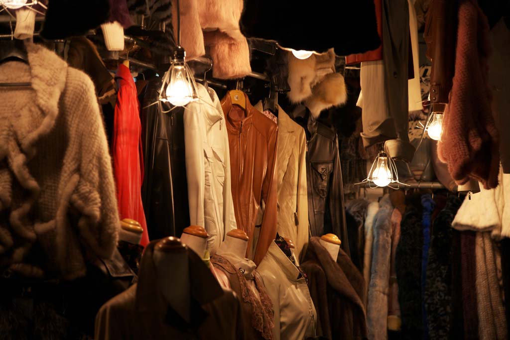 photo,material,free,landscape,picture,stock photo,Creative Commons,Namdaemun market, An electric bulb, leather coat, Outfitting, hanger