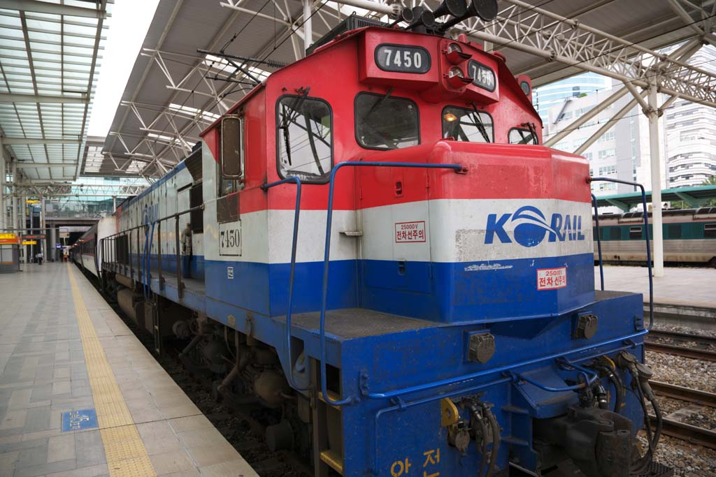 photo,material,free,landscape,picture,stock photo,Creative Commons,A diesel, railroad, train, Traction, Seoul Station