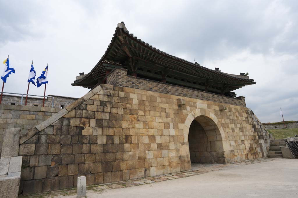 photo,material,free,landscape,picture,stock photo,Creative Commons,A sinter west gate, castle, flag, brick, castle wall