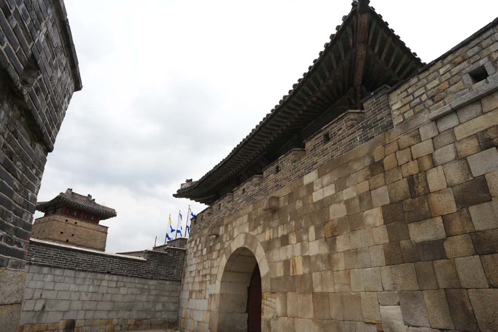 photo,material,free,landscape,picture,stock photo,Creative Commons,A sinter west gate, castle, flag, brick, castle wall