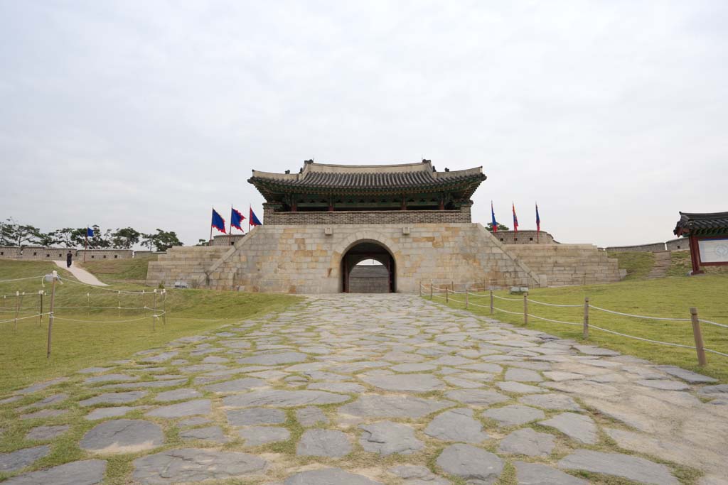 photo,material,free,landscape,picture,stock photo,Creative Commons,ChangRyong-gate, castle, flag, brick, castle wall