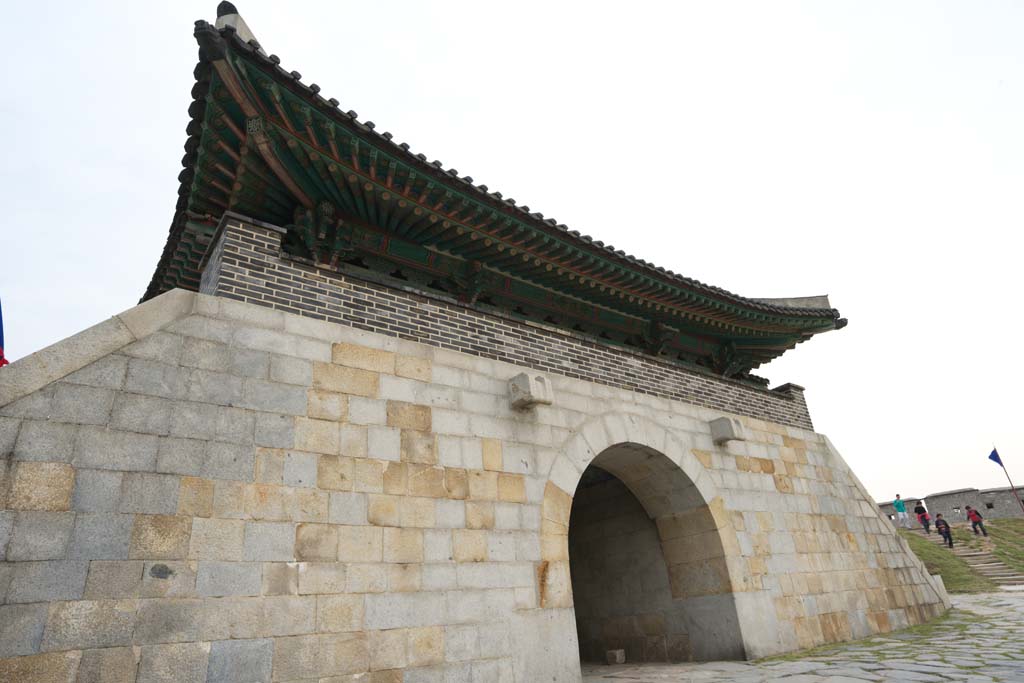 photo,material,free,landscape,picture,stock photo,Creative Commons,ChangRyong-gate, castle, flag, brick, castle wall