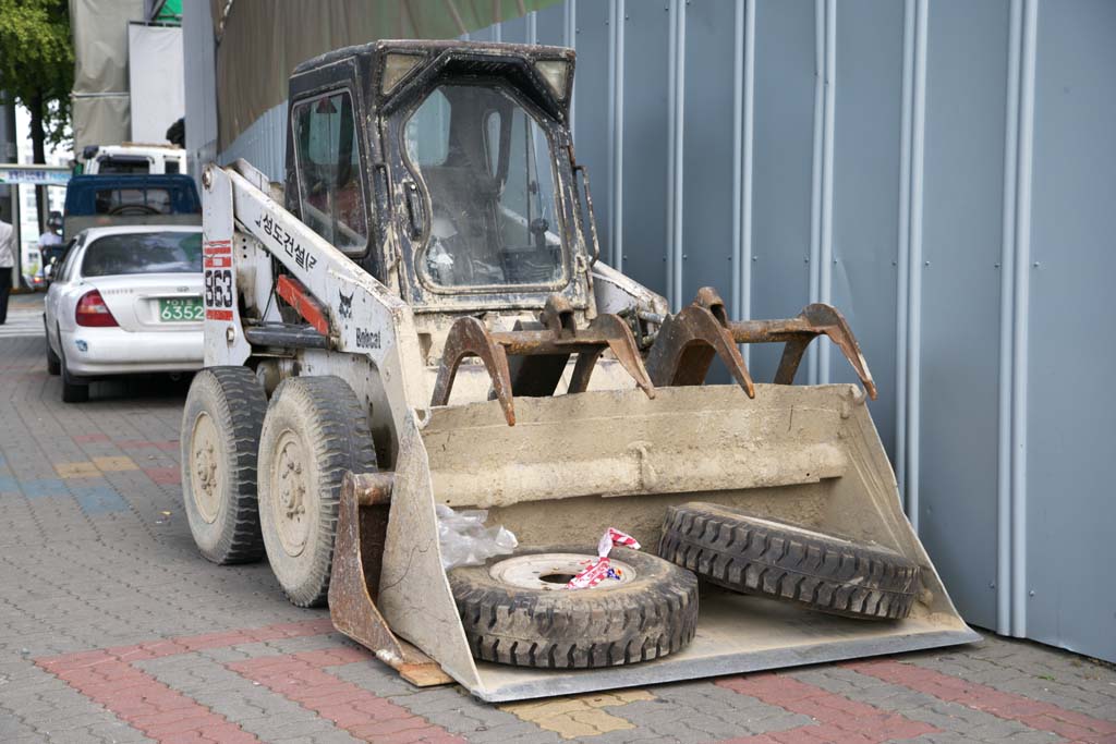 photo,material,free,landscape,picture,stock photo,Creative Commons,A heavy industrial machine, The construction spot, tire, heavy industrial machine, cockpit