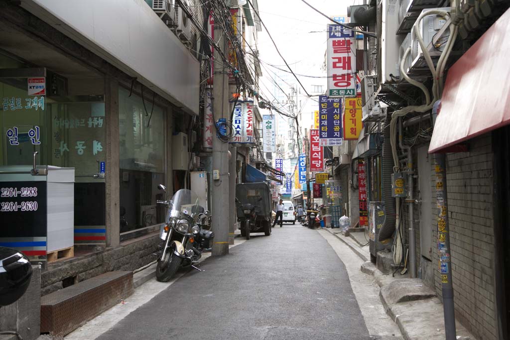 photo,material,free,landscape,picture,stock photo,Creative Commons,A way of Seoul, An electric wire, motorcycle, tricycle, An alley