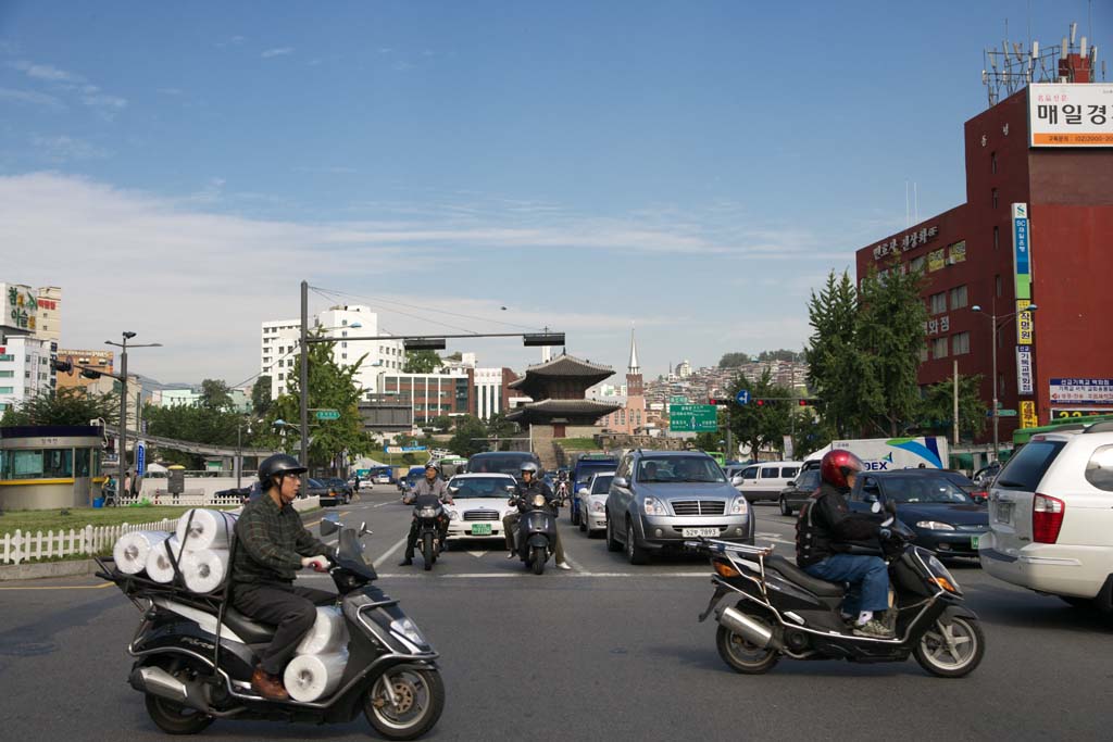 photo,material,free,landscape,picture,stock photo,Creative Commons,Dongdaemun and traffic, The interest Hitoshi gate, signal, motorcycle, helmet