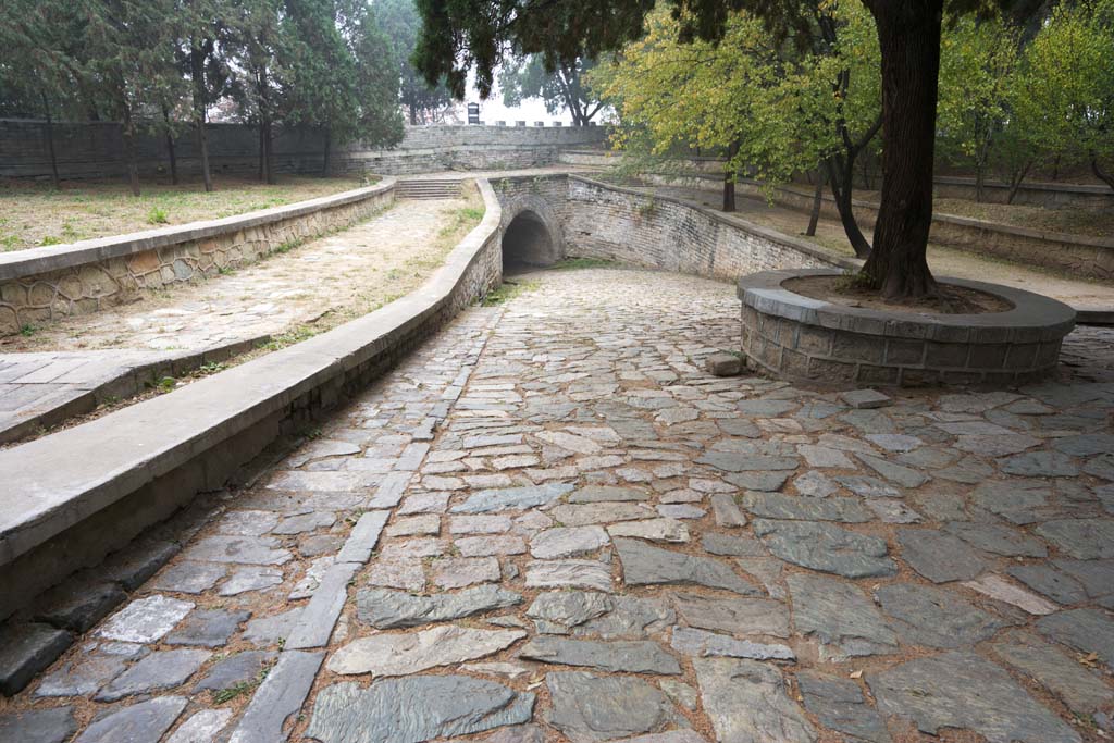 photo,material,free,landscape,picture,stock photo,Creative Commons,Ling constant tunnel gate, Tunnel, Stone arrangement, Aisle, Funeral