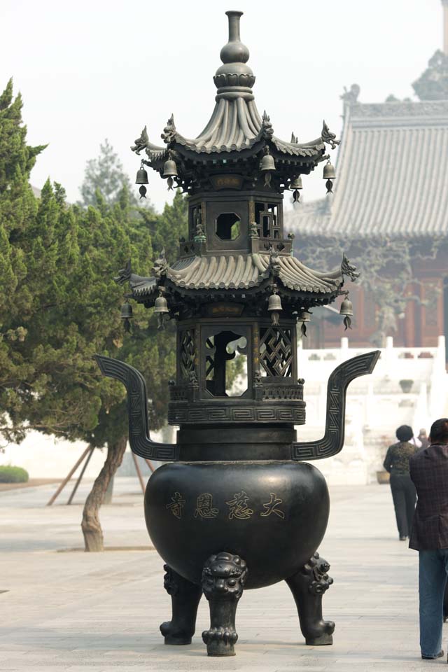 photo,material,free,landscape,picture,stock photo,Creative Commons,Censer in Temple of Great Mercy and Goodness, Roof, Three feet, Buddhism, Scent