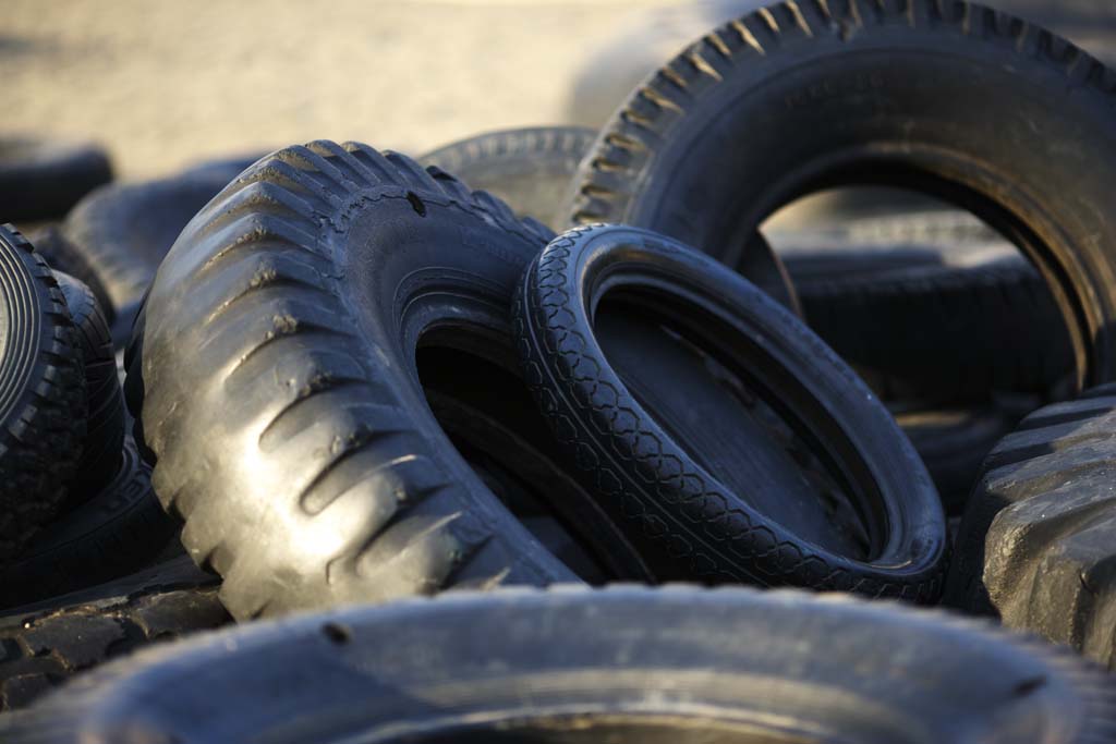 Foto, materiell, befreit, Landschaft, Bild, hat Foto auf Lager,Abfall-Reifen, Industrielle Verschwendung, Verschwendung, Gummi, Schwarzer