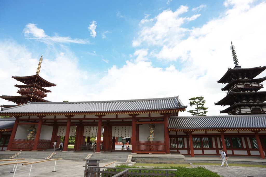 Foto, materieel, vrij, landschap, schilderstuk, bevoorraden foto,Yakushi-ji Tempel poort gebouwde tussen de belangrijkste poort en het belangrijkste huis van de paleis-in model knipte architectuur in de Fujiwara tijdvak, Ik word in rood geschilderd, De Boeddha van De heling, Boeddhist mannenklooster, Chaitya