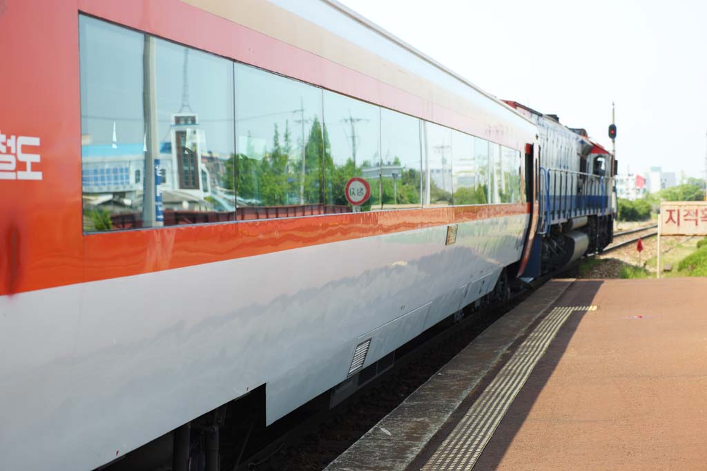 photo,material,free,landscape,picture,stock photo,Creative Commons,A Korean train, train, I am powerful, Traction, 