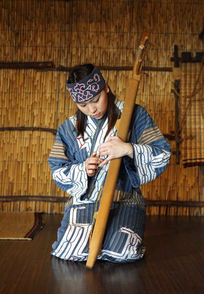 Foto, materiell, befreit, Landschaft, Bild, hat Foto auf Lager,Die Frau, die Tonnensteifheit ablehnt, aufgereihtes Instrument, Musik, Volkskostm, Ainu