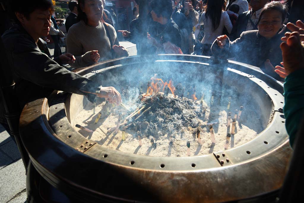 photo,material,free,landscape,picture,stock photo,Creative Commons,Senso-ji Temple incense holder, Buddhism, Senso-ji Temple, Asakusa, An incense stick