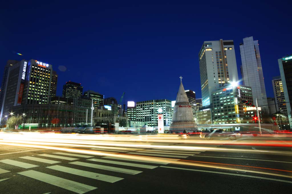 photo,material,free,landscape,picture,stock photo,Creative Commons,Night in front of the city hall, light line, building, car, Tail lamp