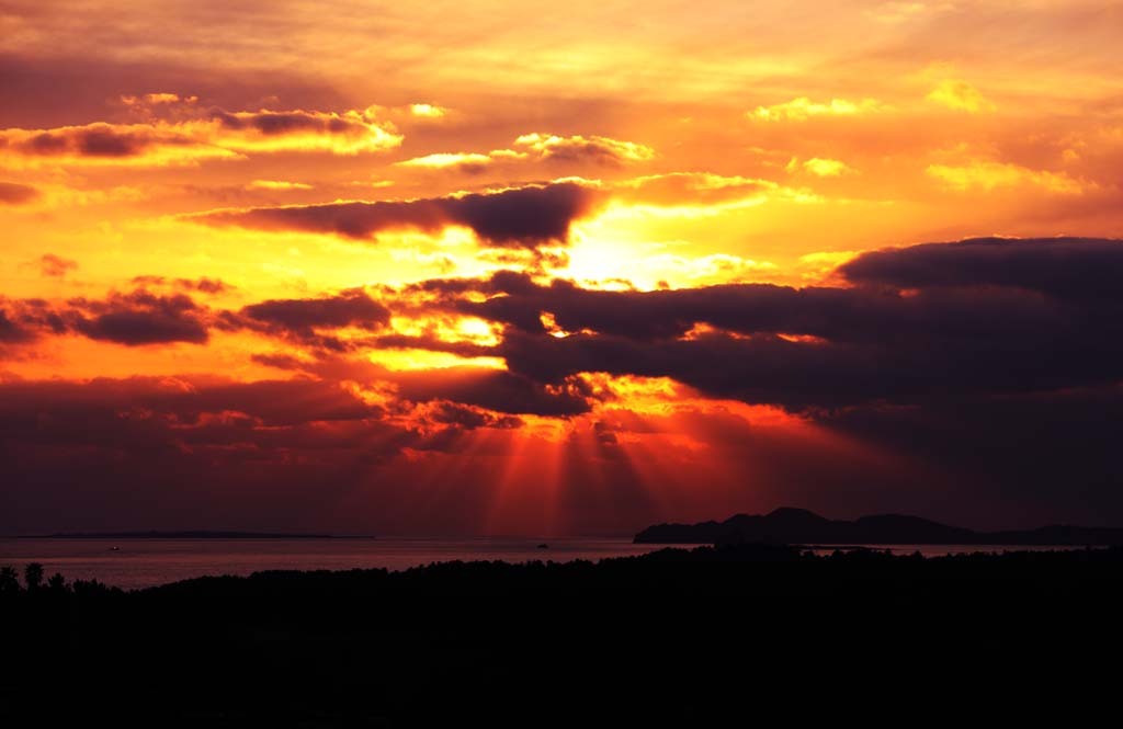 photo,material,free,landscape,picture,stock photo,Creative Commons,Dusk of the zhongwen, The sun, light line, voice of the sky, cloud