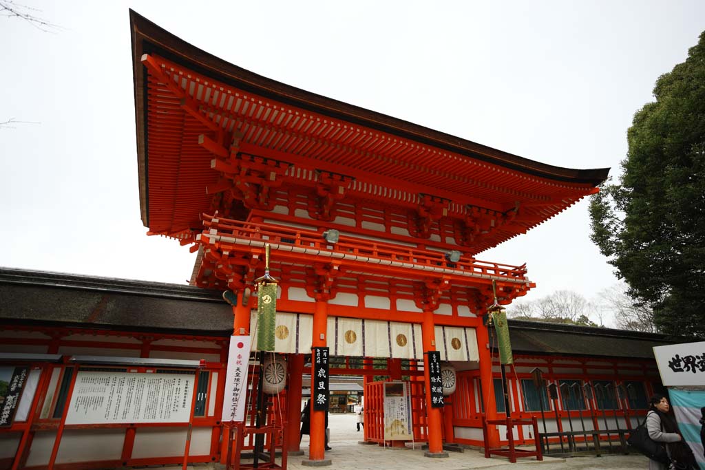 Foto, materiell, befreit, Landschaft, Bild, hat Foto auf Lager,Shimogamo Shrine Gesellschaftsturm Tor, Malve mon, Die Haube einer adligen Familie der Chrysantheme, Ich werde in roten gemalt, Das Decken eines Daches mit Zypressenrinde