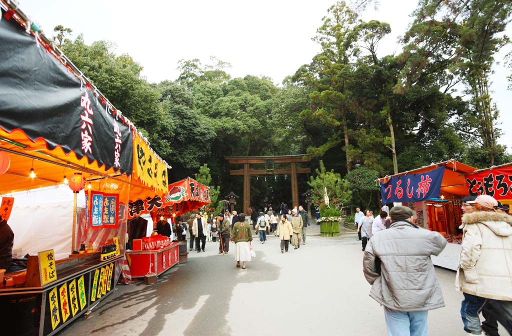 Foto, materieel, vrij, landschap, schilderstuk, bevoorraden foto,Een Omiwa heiligdom benadering van een heiligdom, Straat stal, Nieuw bezoek van Jaar naar een Shinto heiligdom, Festiviteit, Nieuwjaar vakantiedagen