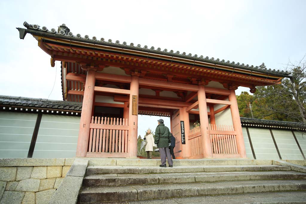 Foto, materieel, vrij, landschap, schilderstuk, bevoorraden foto,Ninna-ji Tempel poort gebouwde tussen de hoofdschuif en het belangrijkste huis van de paleis-in model knipte architectuur in de Fujiwara tijdvak, Ik word in rood geschilderd, Stenige trap, Worshiper, Wereld heritage