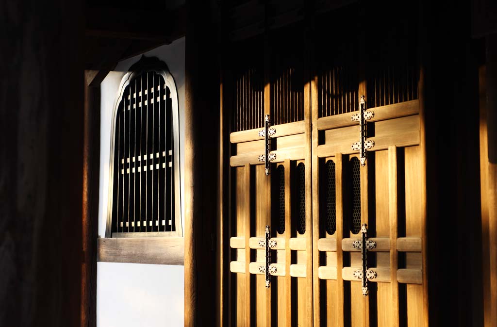 photo,material,free,landscape,picture,stock photo,Creative Commons,Myoshin-ji Temple flower head window, An ogee-arched window, skylight, Zen Buddhism, temple belonging to the Zen sect