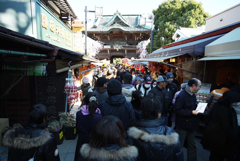 photo,material,free,landscape,picture,stock photo,Creative Commons,The approach to Shibamata Taishaku-ten Temple, Deva gate, New Year's visit to a Shinto shrine, worshiper, Great congestion