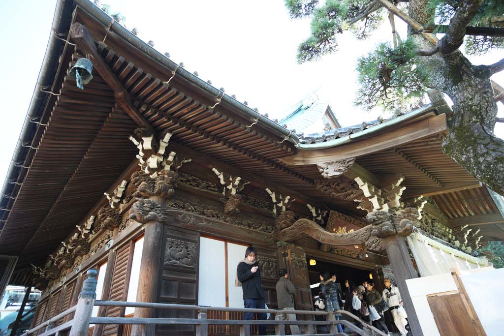 Foto, materieel, vrij, landschap, schilderstuk, bevoorraden foto,Shibamata Taishaku-tien Tempel, Geval verschijning bemoederen van een huis-bedaking betegelen, Nieuw bezoek van Jaar naar een Shinto heiligdom, Worshiper, Beeldhouwkunst