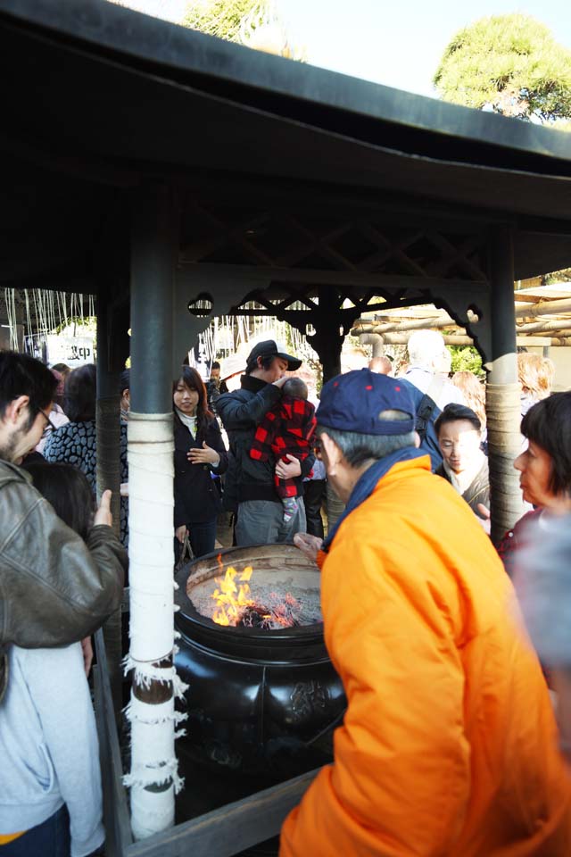 photo,material,free,landscape,picture,stock photo,Creative Commons,Shibamata Sakra Deranam Indra incense holder, Flame, Faith, temple, Buddhism