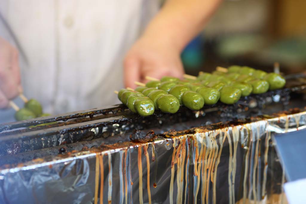 photo,material,free,landscape,picture,stock photo,Creative Commons,A mugwort-flavored rice-flour dumpling, skewer, dumpling, cake, I am delicious