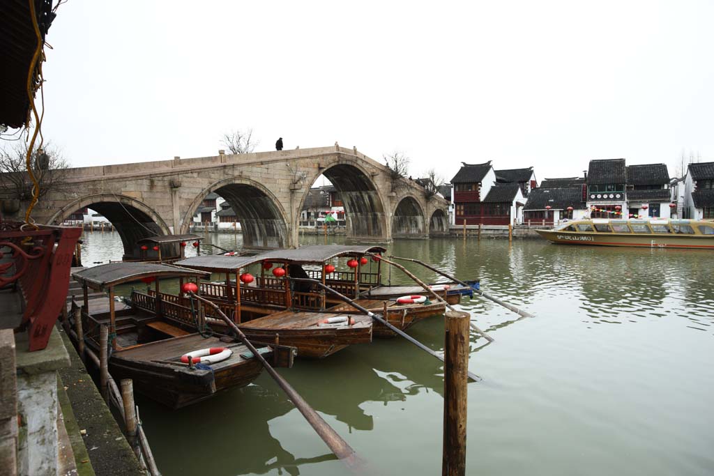 Foto, materiell, befreit, Landschaft, Bild, hat Foto auf Lager,Gelassener Zhujiajiao geht, Eine gewlbte Brcke, Schiff, Zehn Person zinnoberroten Eck sieht an, gesunder Zone leitende-Regenbogen