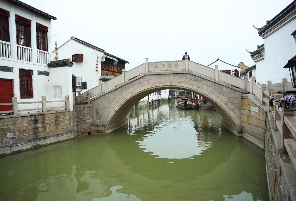 Foto, materiell, befreit, Landschaft, Bild, hat Foto auf Lager,Zhujiajiao-Tempel, Wasserstrae, steinigen Sie Brcke, Eine gewlbte Brcke, Das Besichtigen von Schiff