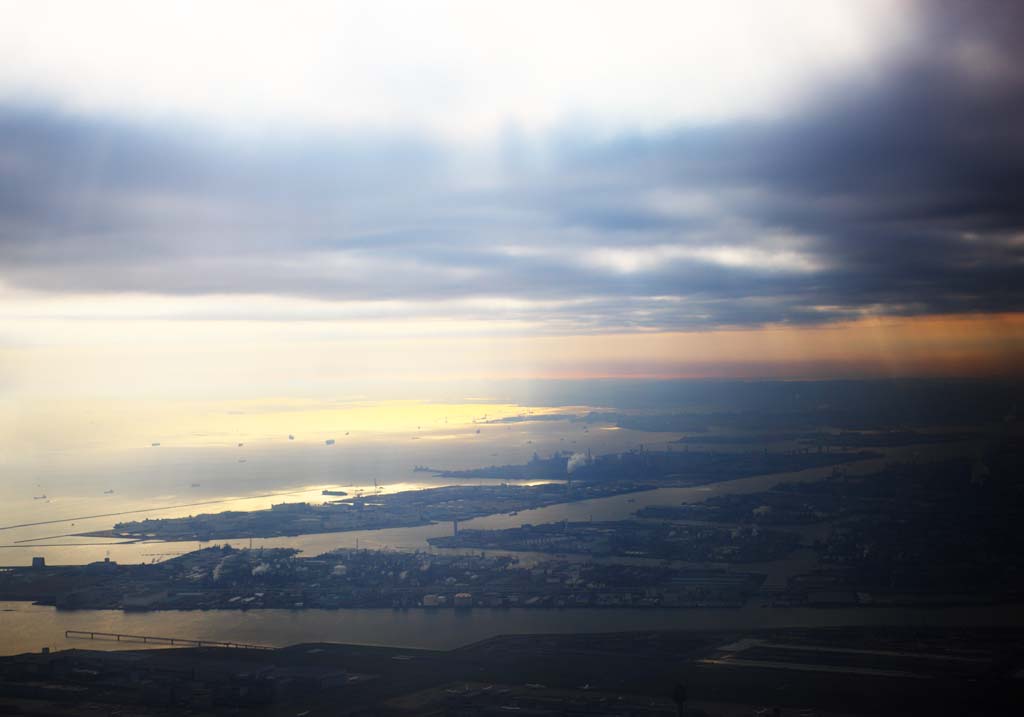 photo,material,free,landscape,picture,stock photo,Creative Commons,Light to give up in the industrial area, cloud, voice of the sky, The sea, canal