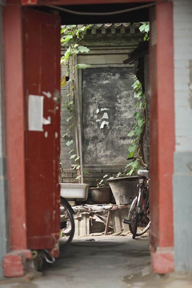 photo,material,free,landscape,picture,stock photo,Creative Commons,The doorway of the house of Beijing, bicycle, bucket, The gate, It is built of brick