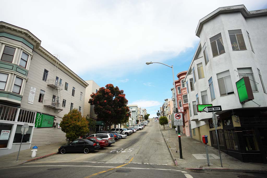 Foto, materiell, befreit, Landschaft, Bild, hat Foto auf Lager,San Francisco zufolge, Neigung, Auto, blauer Himmel, Reihe von Husern an einer Stadtstrae