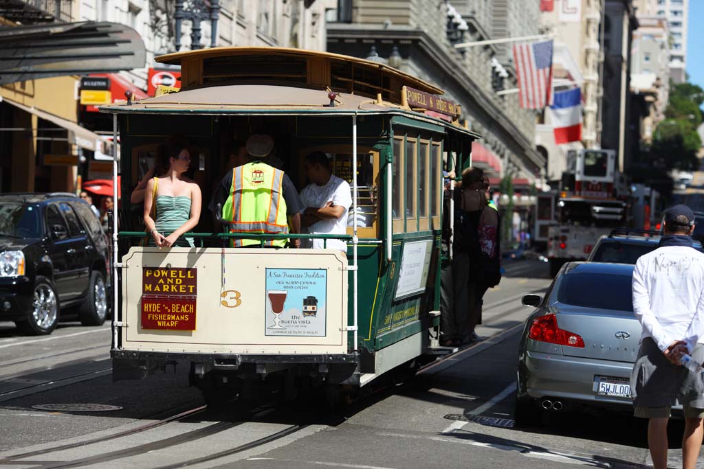 photo,material,free,landscape,picture,stock photo,Creative Commons,A cable car, Sightseeing, cable car, roadside tree, Row of houses along a city street