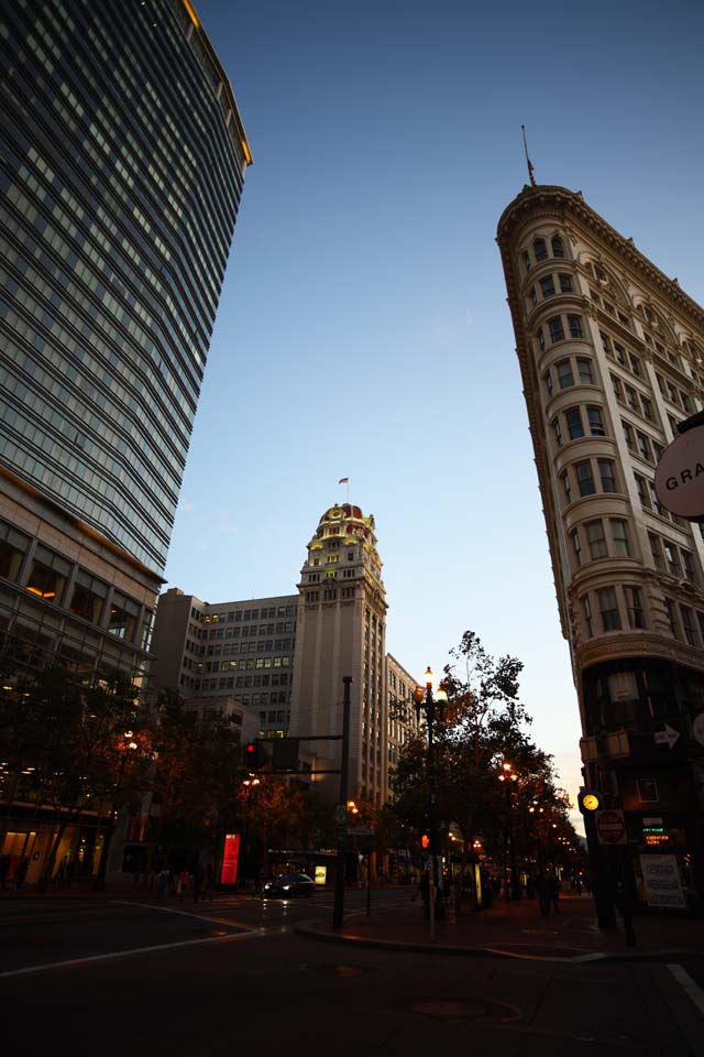 photo,material,free,landscape,picture,stock photo,Creative Commons,San Francisco of the dusk, At dark, car, building, Row of houses along a city street