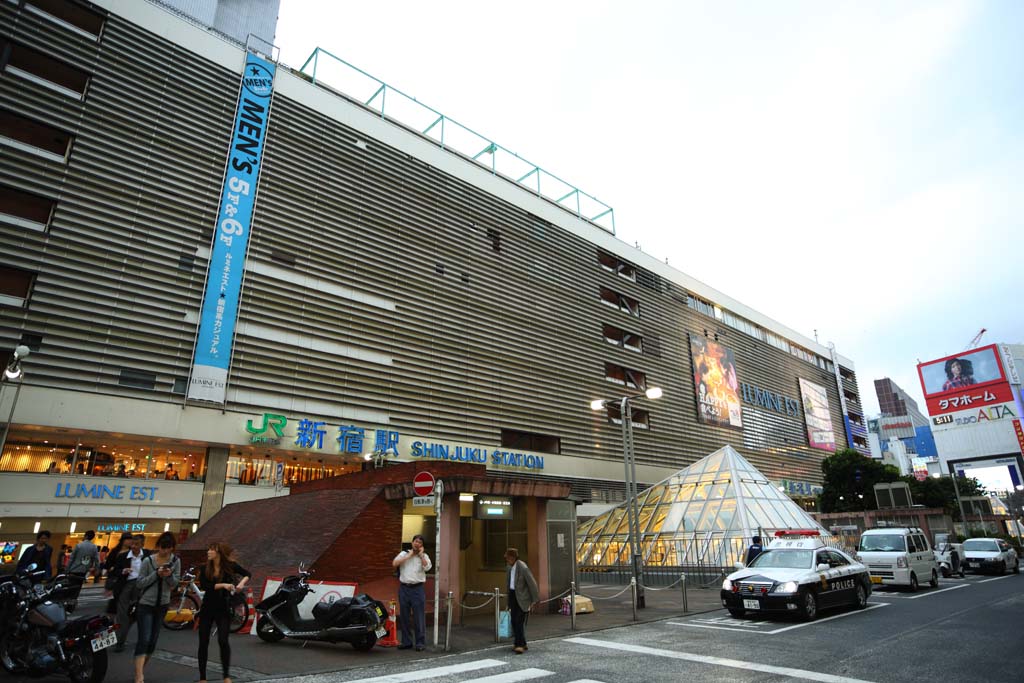 photo,material,free,landscape,picture,stock photo,Creative Commons,Shinjuku Station, restaurant, signboard, police car, station building