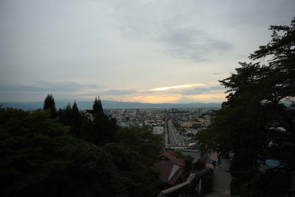 photo,material,free,landscape,picture,stock photo,Creative Commons,The dusk of Aizu Wakamatsu, Aizu, building, An escalator, road