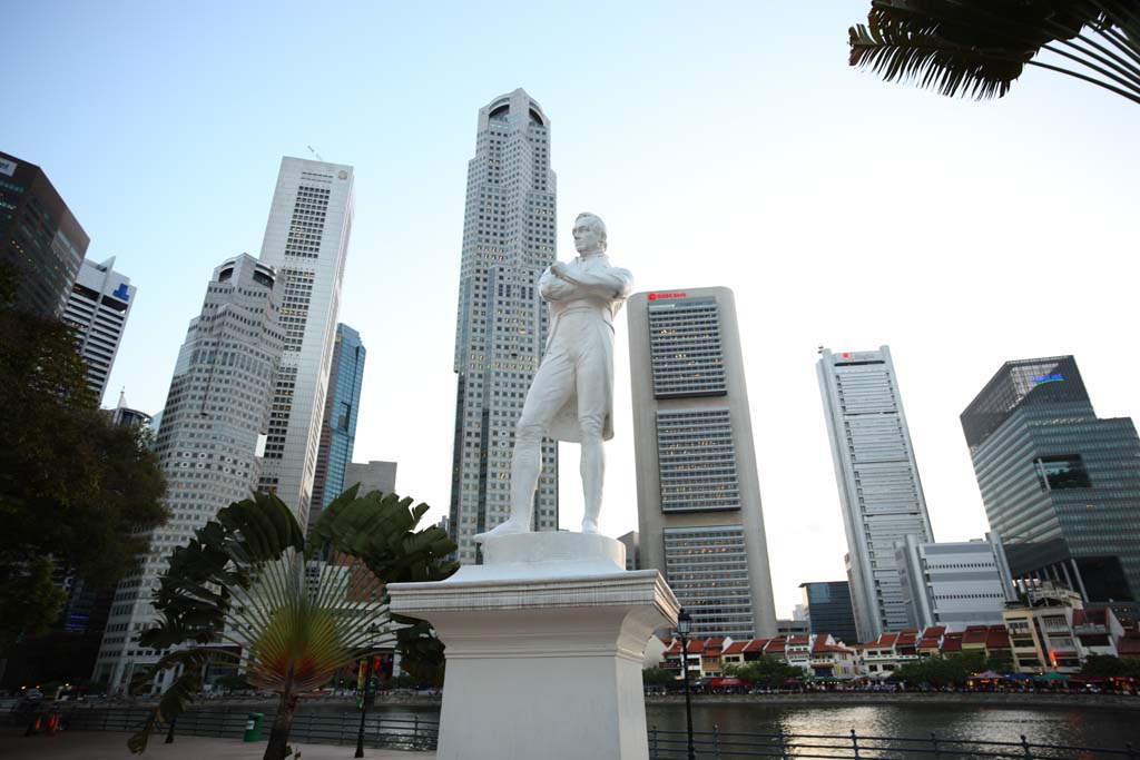 photo,material,free,landscape,picture,stock photo,Creative Commons,The Lord Raffles landing place, high-rise building, , At dark, Folding arms