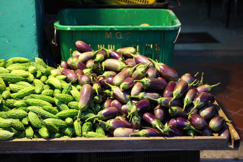 photo, la matire, libre, amnage, dcrivez, photo de la rserve,Une aubergine et une gourde amre, magasin du lgume, Une aubergine, gourde amre, 