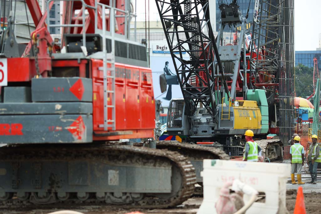 fotografia, materiale, libero il panorama, dipinga, fotografia di scorta,Una macchina industriale e pesante, andatura di bruco, sollevi con una gru, luogo di costruzione, La macchia di costruzione