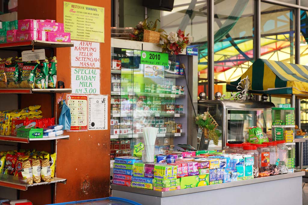 foto,tela,gratis,paisaje,fotografa,idea,Una tienda de abarrotes, Hombres sorteo a cara o cruz, Cigarrillo, Tienda, Pastel