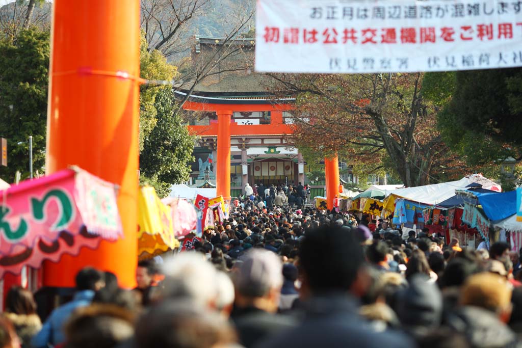 Foto, materieel, vrij, landschap, schilderstuk, bevoorraden foto,Fushimi-inari Taisha Shrine benadering van een heiligdom, Nieuw bezoek van Jaar naar een Shinto heiligdom, Torii, Inari, Vos