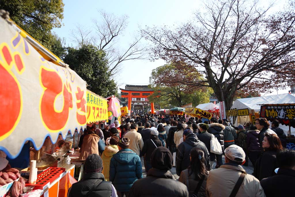 Foto, materiell, befreit, Landschaft, Bild, hat Foto auf Lager,Fushimi-Inari Taisha Shrine nhert sich zu einem Schrein, Neujahr besucht zu einem schintoistischen Schrein, torii, Inari, Fuchs