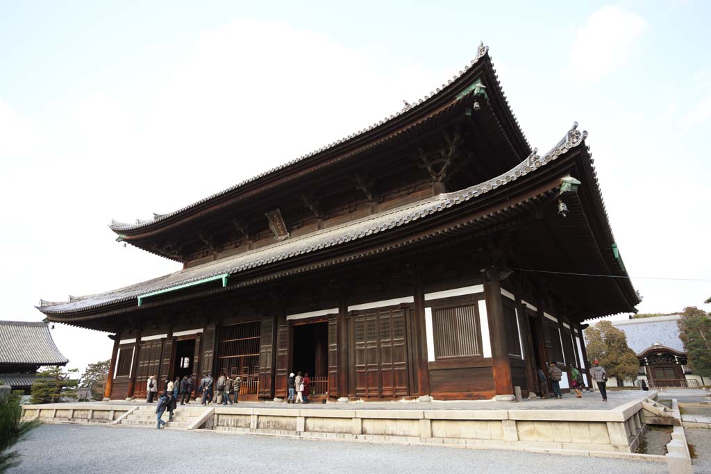 photo,material,free,landscape,picture,stock photo,Creative Commons,The Tofuku-ji Temple main hall of a Buddhist temple, Chaitya, gabled and hipped roof, lean-to, principal idol image of Buddha with his two Buddhist saints on each sides image