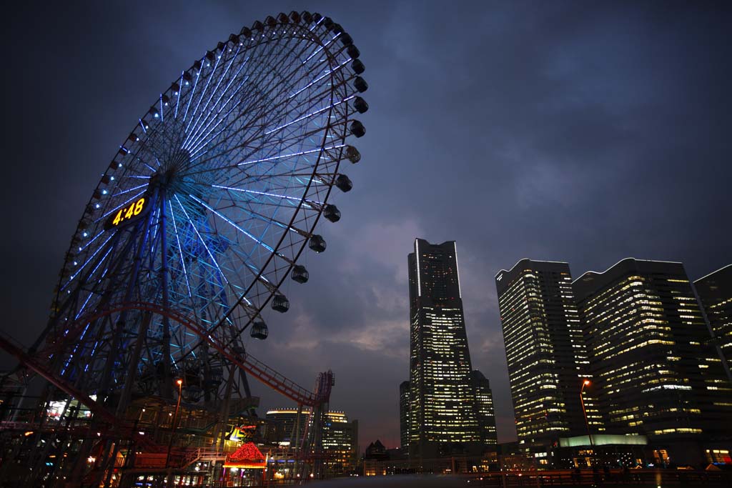 photo,material,free,landscape,picture,stock photo,Creative Commons,Yokohama Minato Mirai 21, landmark tower, Ferris wheel, An amusement park, future model city