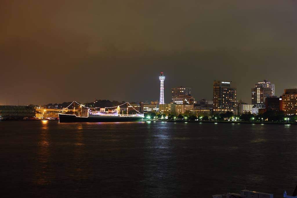 photo,material,free,landscape,picture,stock photo,Creative Commons,Yokohama Port, Hikawa circle, Marine Tower, Yamashita Park, The sea